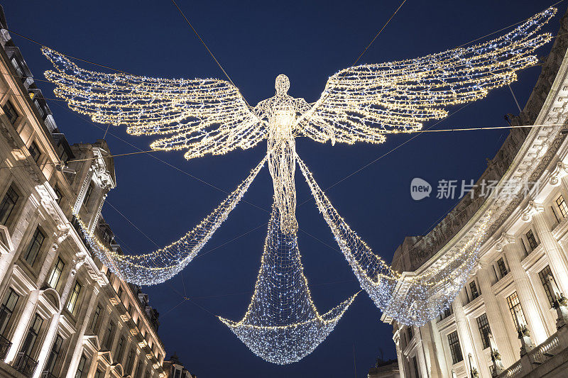 黄昏时分，天使在伦敦摄政街(Regent Street)装饰着2020年圣诞彩灯